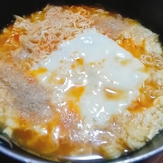 すっぱ辛⭐卵　チーズ　ゴマの宮崎辛麺